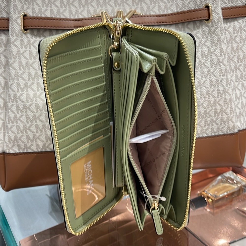 MICHAEL KORS
Leather Continental Wristlet Phone Case Wallet 
Light Sage
NWT - Picture 4 of 16